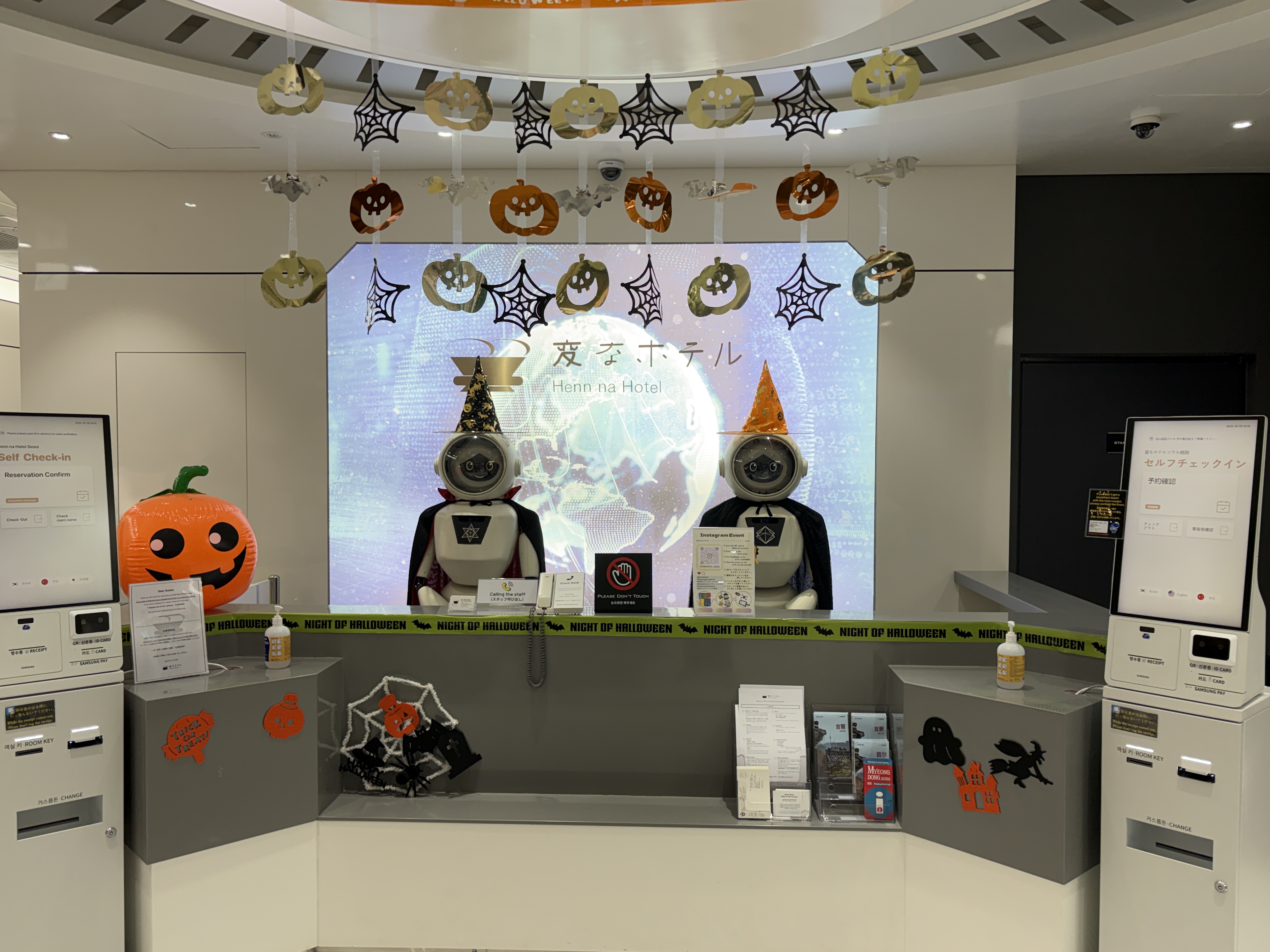The halloween themed robots of henn na hotel